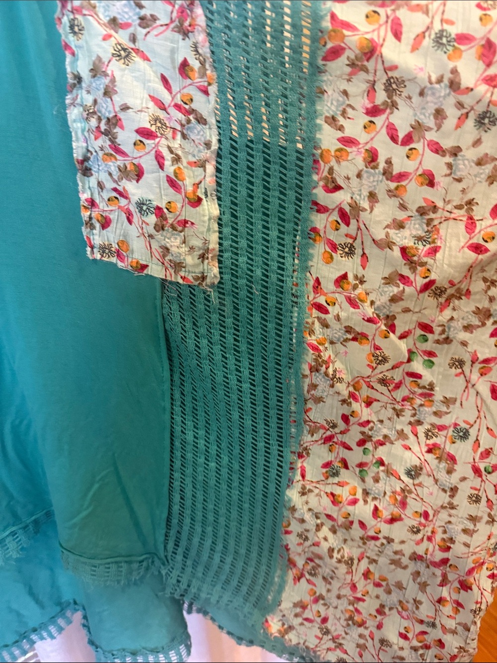 POL Teal Patchwork V‑Neck Women's Tunic with Floral Sleeves - Picture 3 of 5